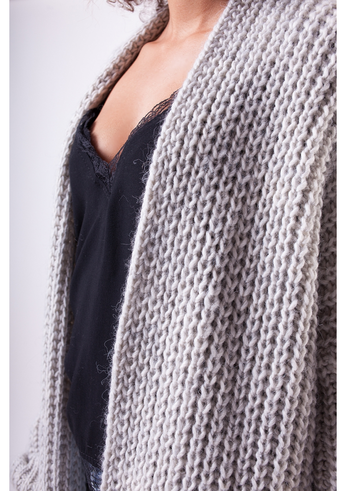 DŁUGI SWETER O GRUBYM SPLOCIE