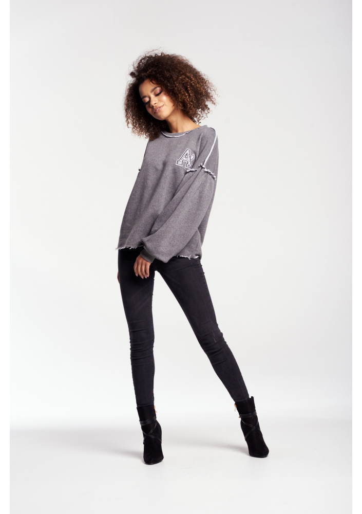 BLUZA Z SUROWYM WYKOŃCZENIEM I NASZYWKĄ