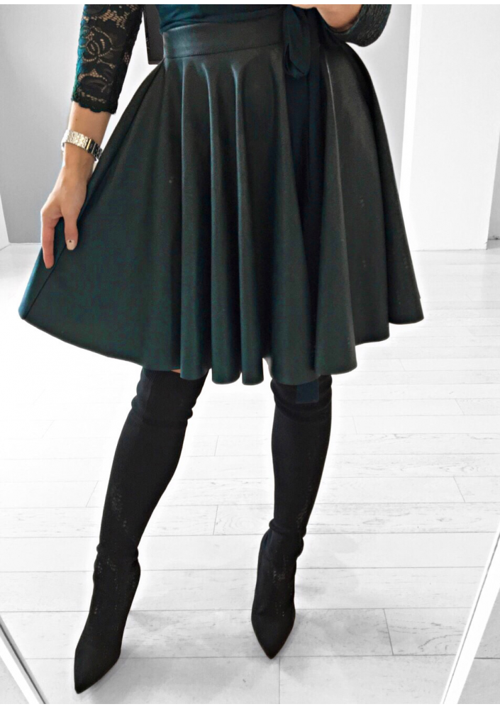 ROZKLOSZOWANA SPÓDNICA Z IMITACJI SKÓRY