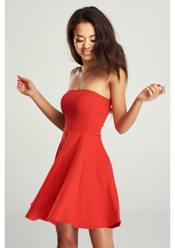 ROZKLOSZOWANA SUKIENKA Z GORSETOWĄ GÓRĄ