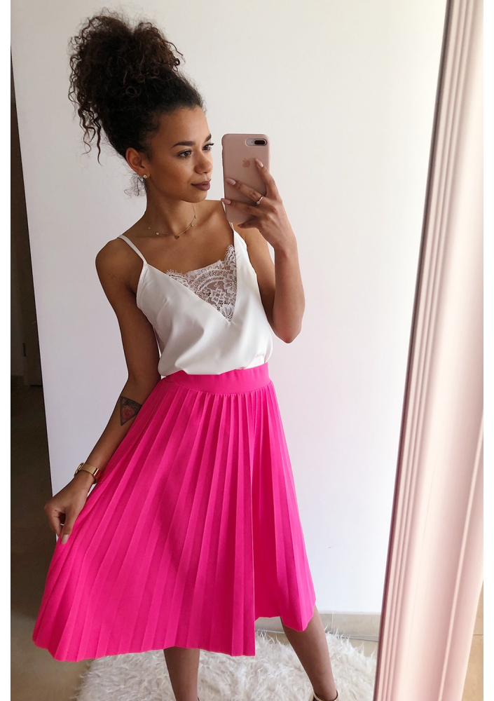 WHITE TOP WITH LACE DETAILS