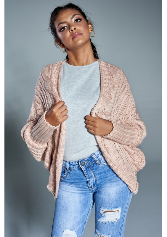 Sweter narzutka z warkoczem A15 Pudrowy ILM