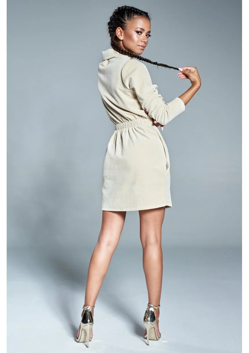 Welurowa sukienka z golfem  Beżowa ILM