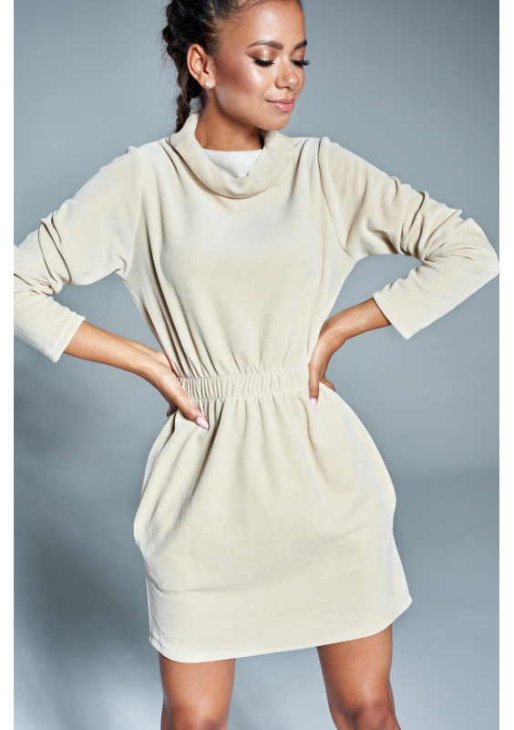 Welurowa sukienka z golfem  Beżowa ILM