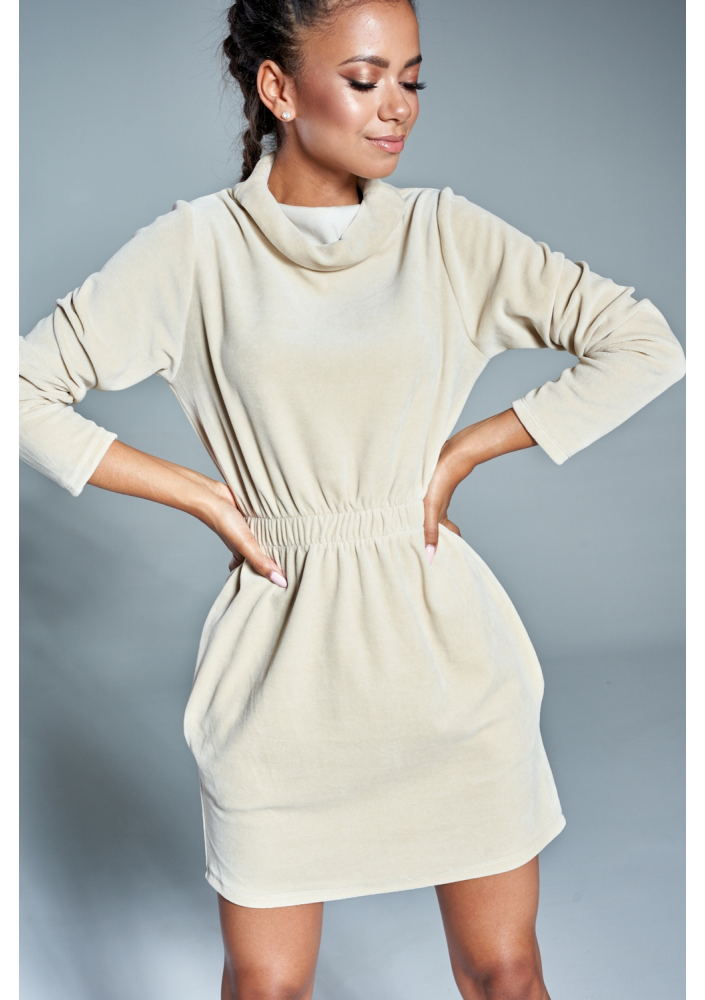 Welurowa sukienka z golfem  Beżowa ILM