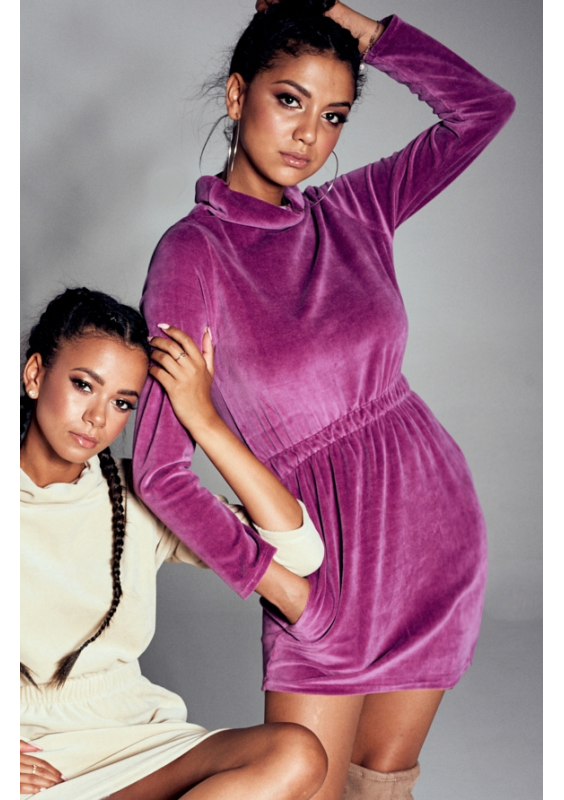 Welurowa sukienka z golfem Fioletowa ILM