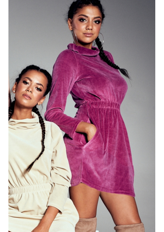 Welurowa sukienka z golfem Fioletowa ILM