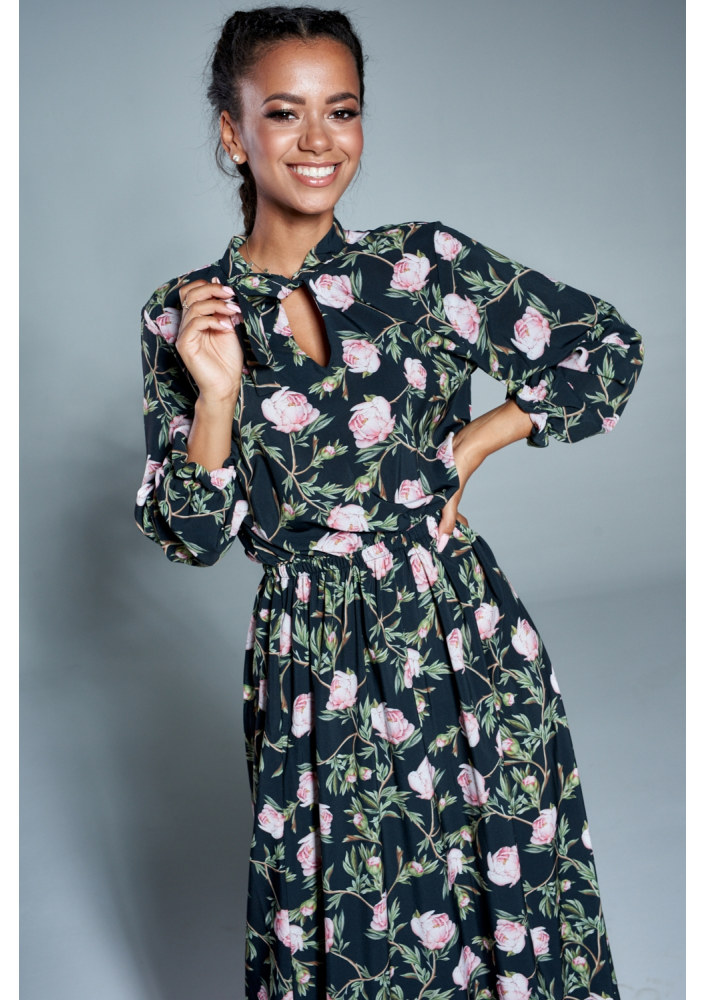 Sukienka w kwiaty z wiązaniem w dekolcie