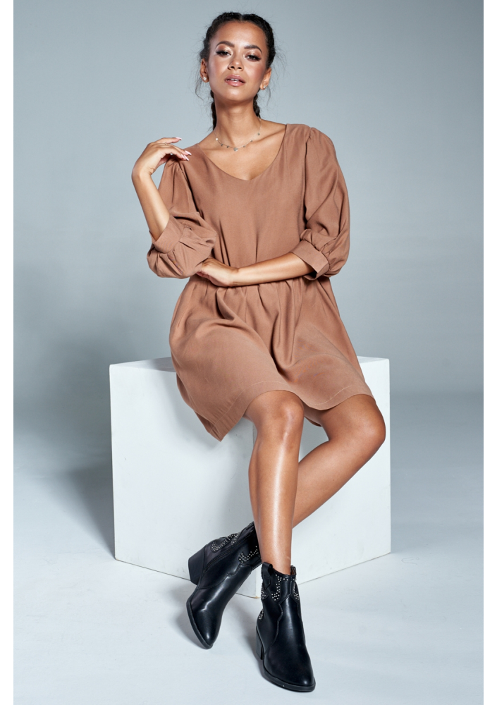 Jesienna sukienka z marszczonym rękawem Beżowa