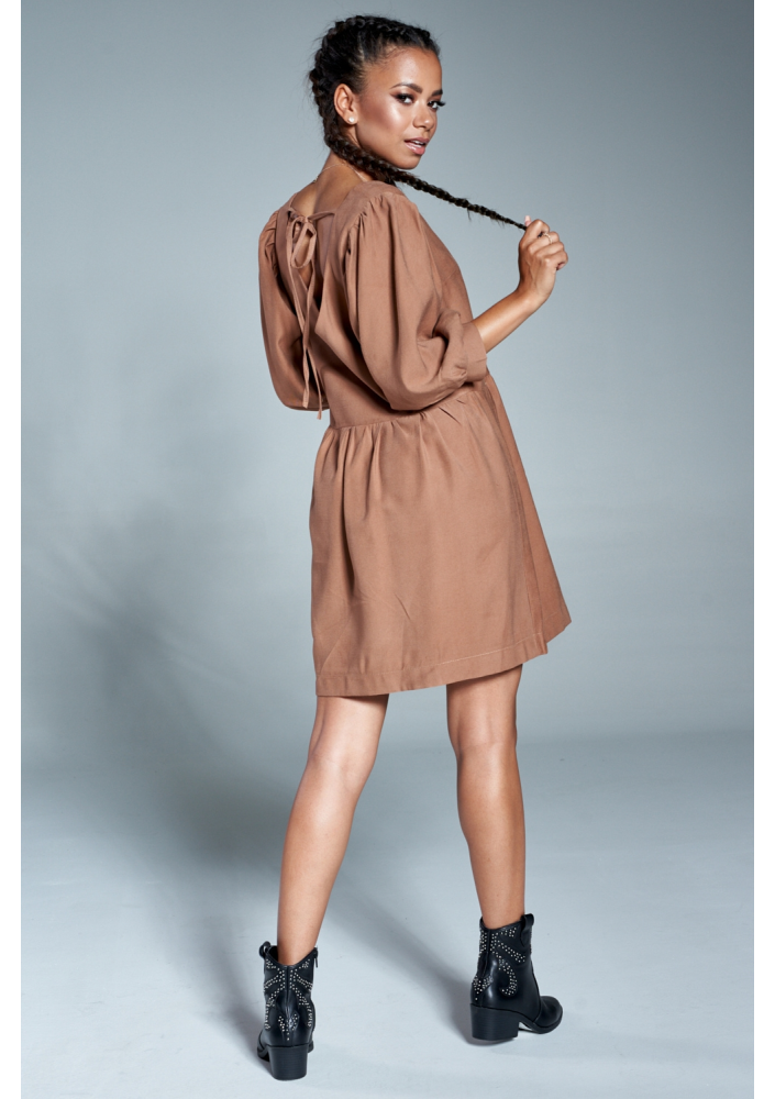 Jesienna sukienka z marszczonym rękawem Beżowa