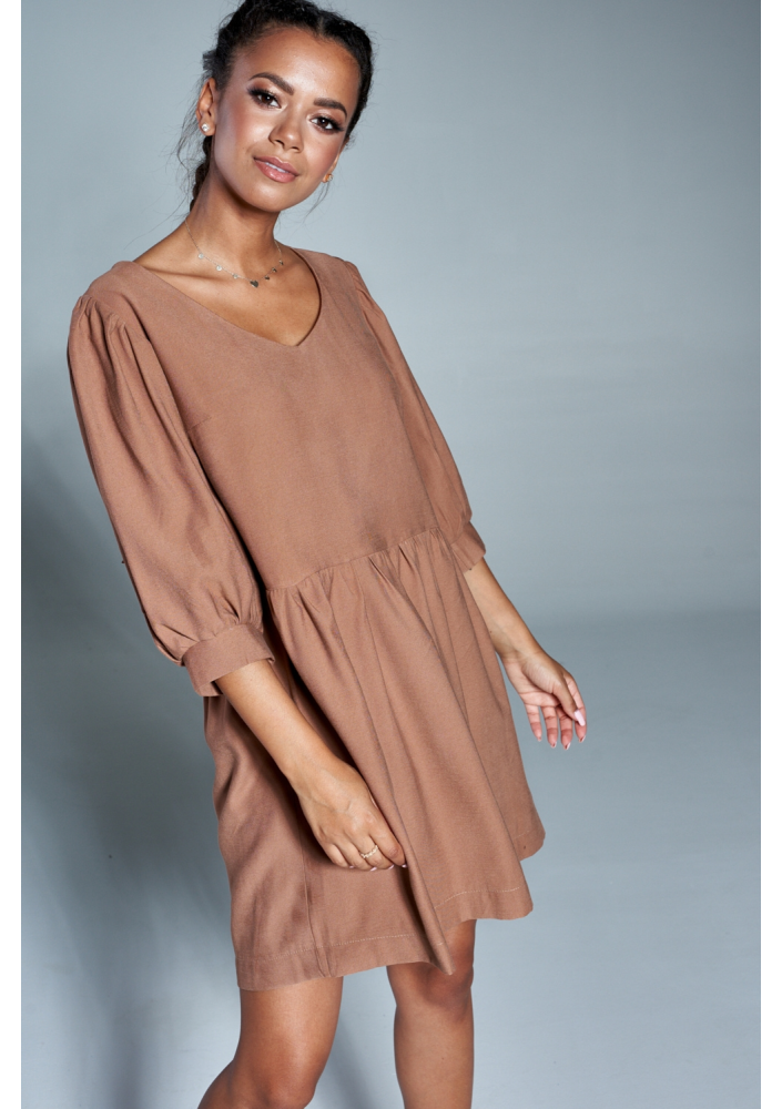 Jesienna sukienka z marszczonym rękawem Beżowa