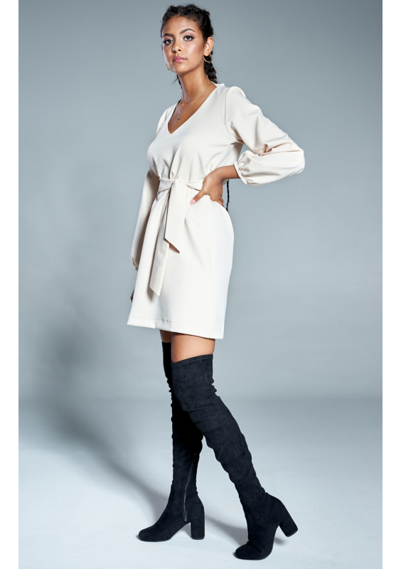 Klasyczna sukienka z dekoltem V Beżowa