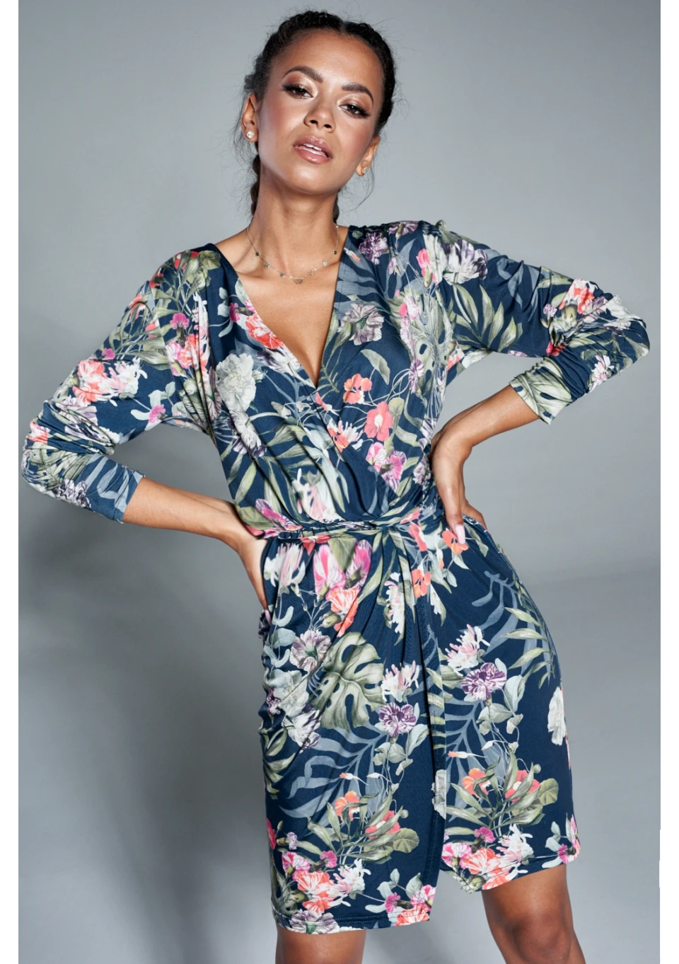 Sukienka w kwiaty z asymetrią Granatowa