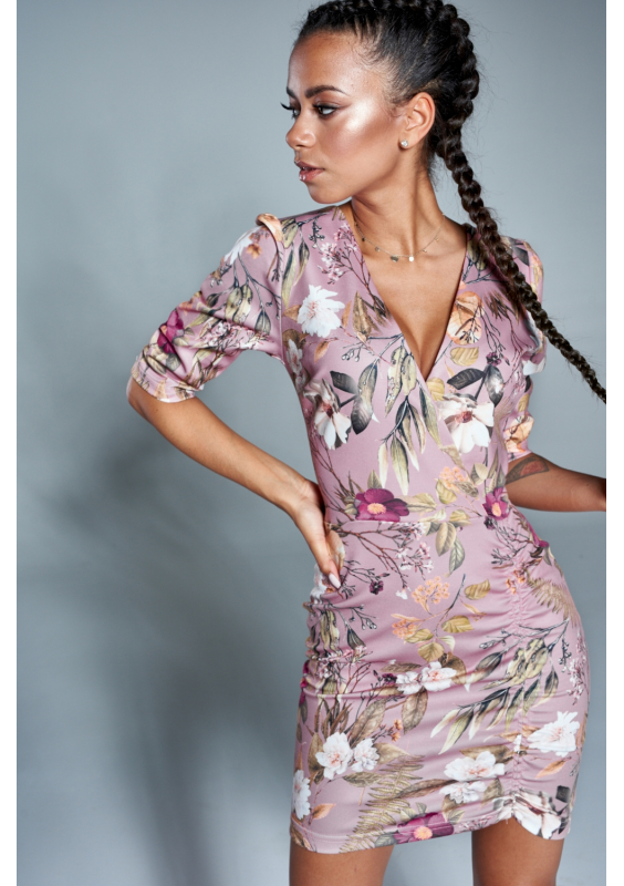 Pudrowa sukienka w kwiaty z bufką