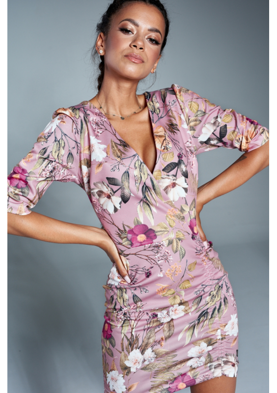 Pudrowa sukienka w kwiaty z bufką