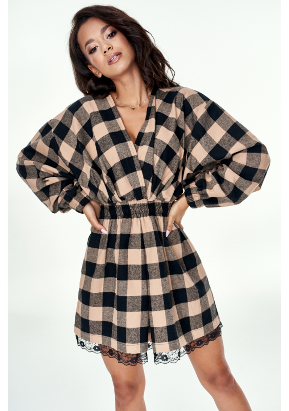 Sukienka w kratkę z koronką
