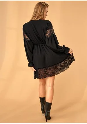 Kopertowa sukienka z koronkowymi detalami Czarna