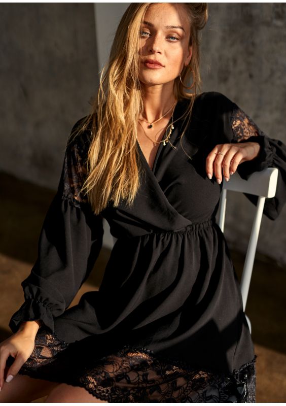 Kopertowa sukienka z koronkowymi detalami Czarna