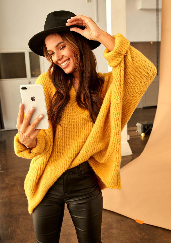 Sweter oversize z dekoltem V A006 Kremowy ILM