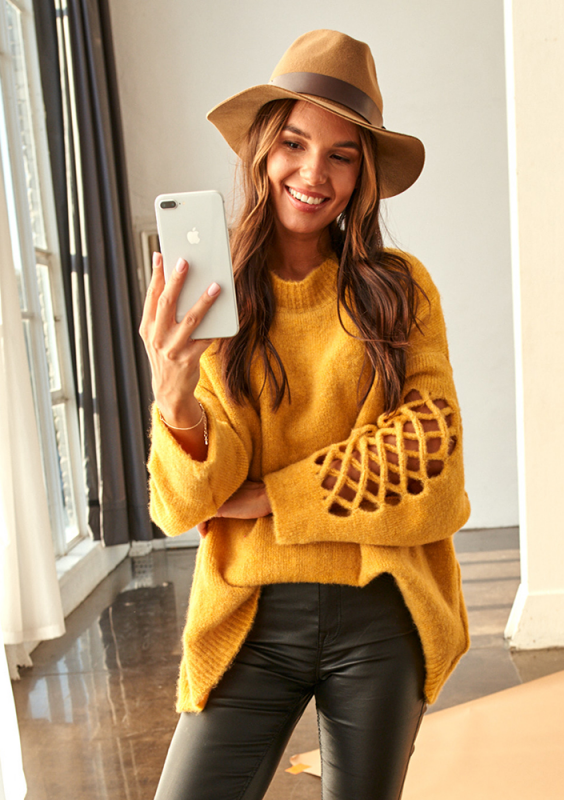 Sweter z rękawem ażurowym  A41 Musztardowy ILM