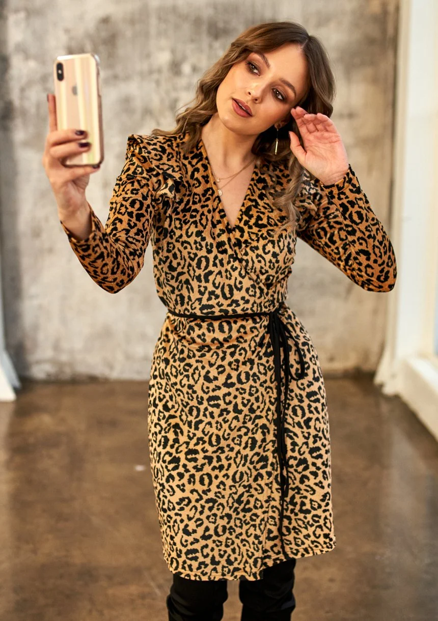 Kopertowa sukienka z weluru Leopard
