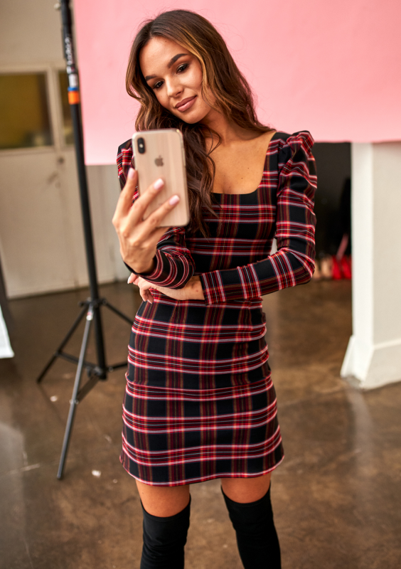Sukienka z bufką w rękawie w kratkę Czerwona