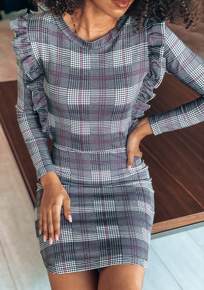 Dopasowana sukienka w kratę Różowa