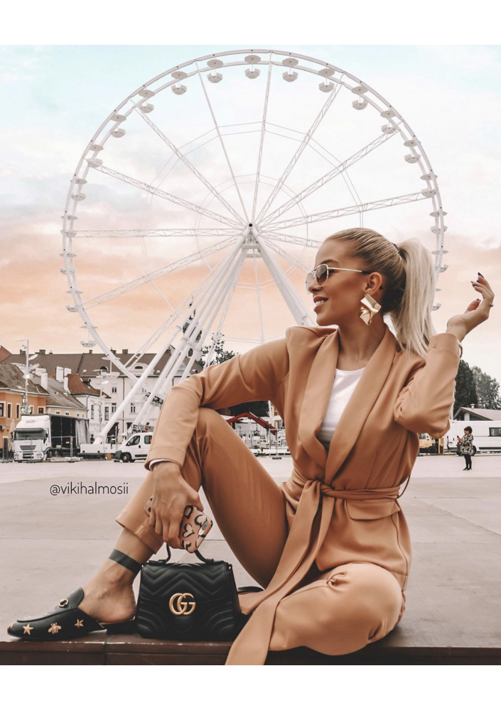 Klasyczny garnitur w kolorze Miodowym