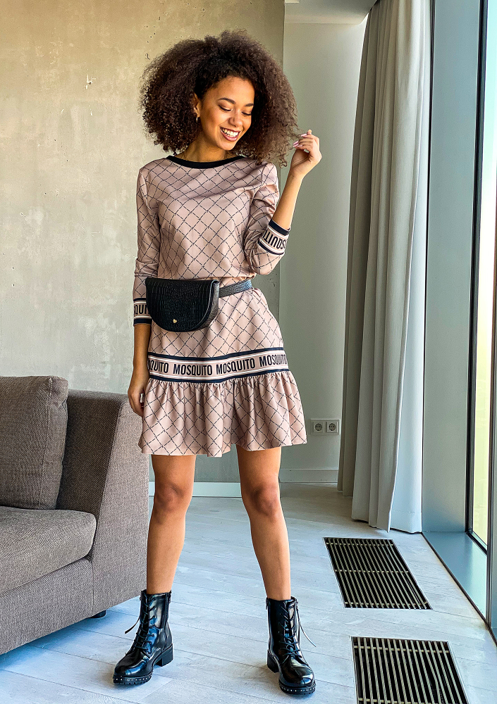 Sukienka logo print z falbaną Beżowa