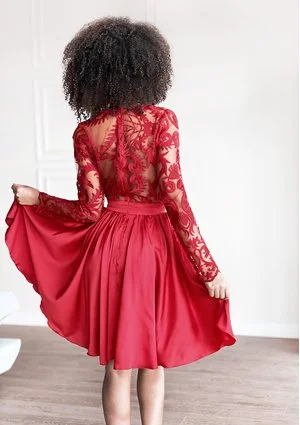 Rozkloszowana sukienka z gipiurą Czerwona
