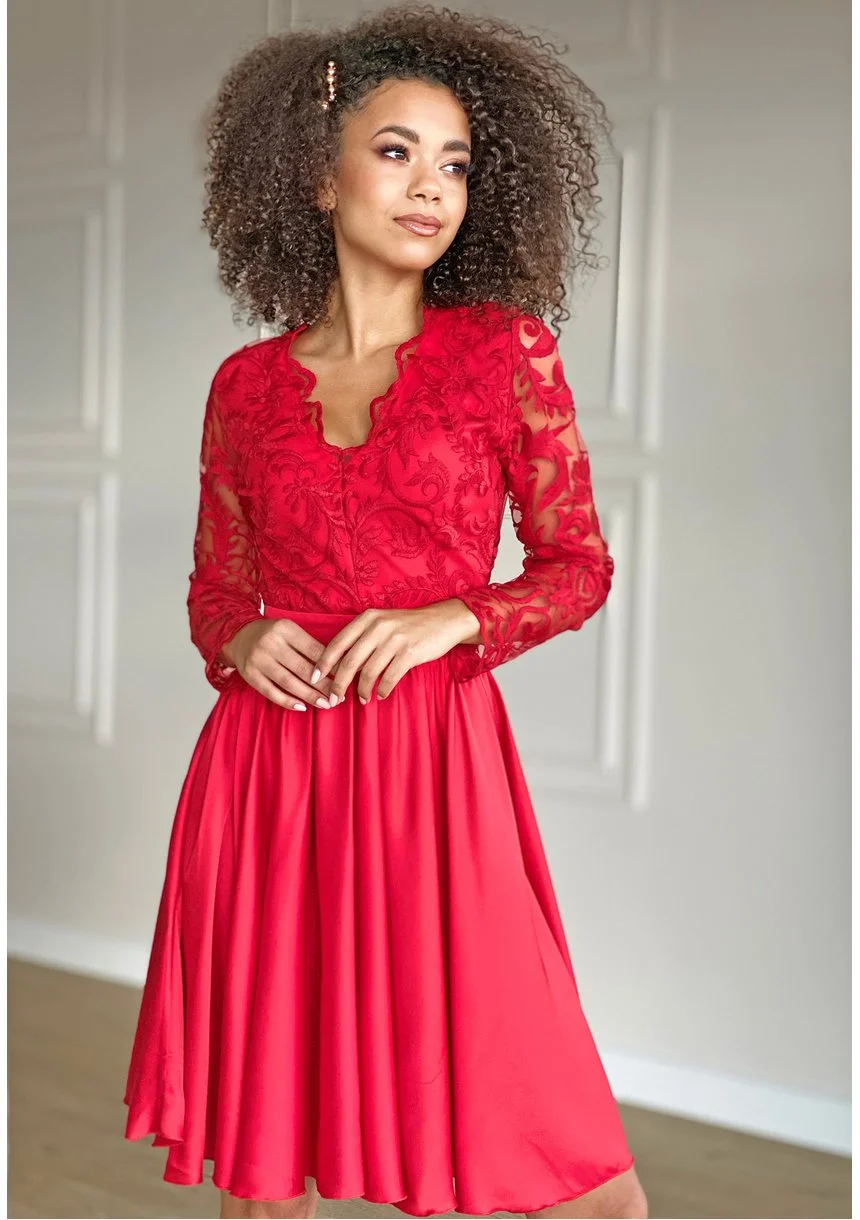 Rozkloszowana sukienka z gipiurą Czerwona