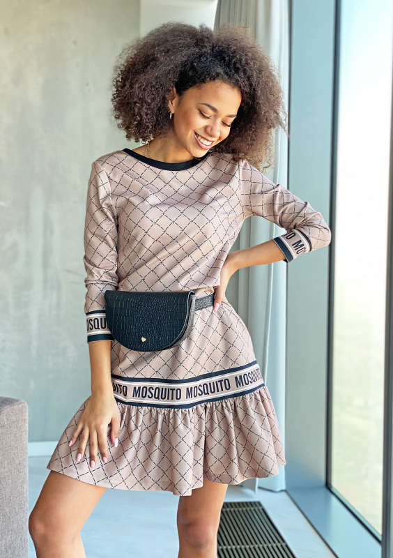 Sukienka logo print z falbaną Beżowa