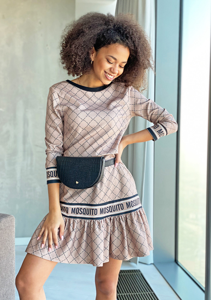 Sukienka logo print z falbaną Beżowa