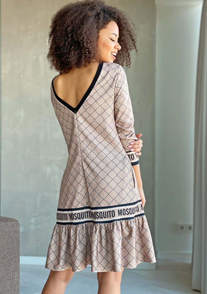 Sukienka logo print z falbaną Beżowa