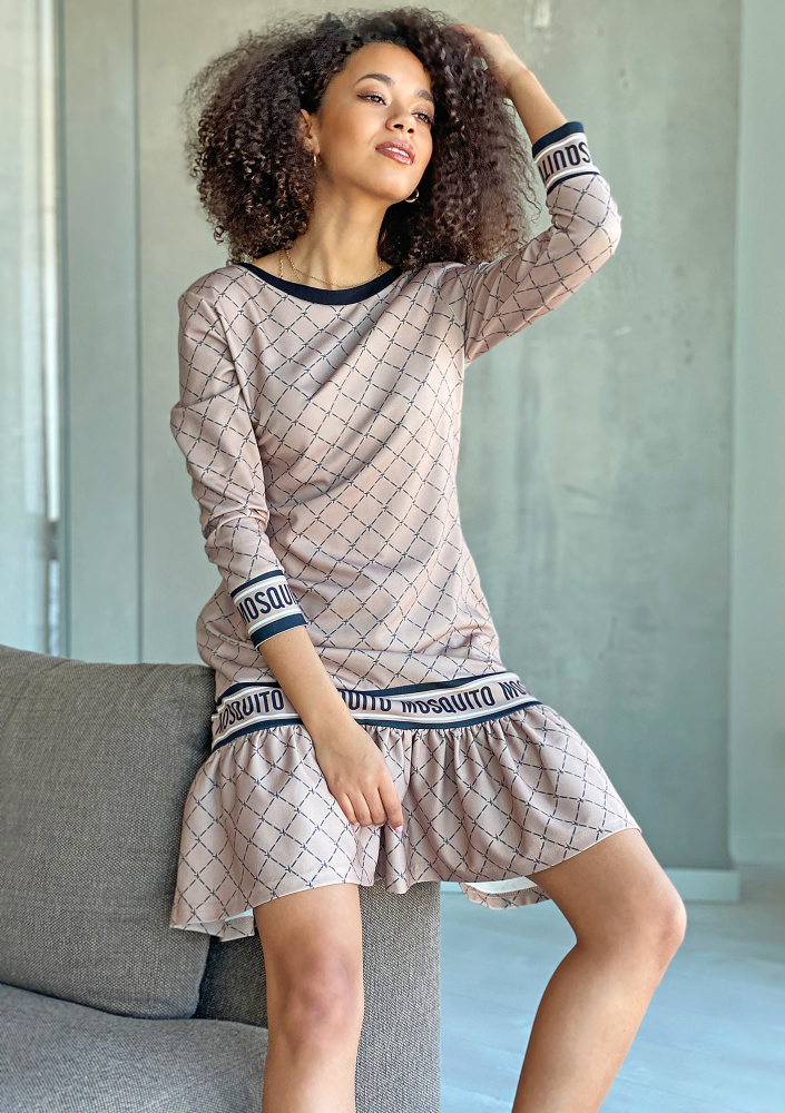 Sukienka logo print z falbaną Beżowa