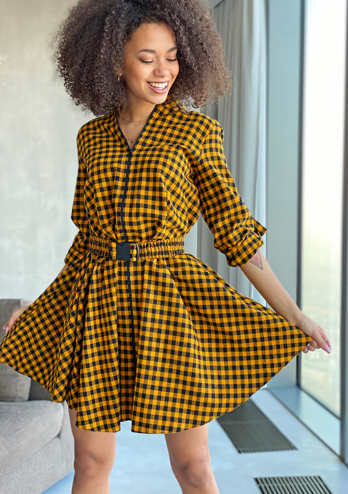 Sukienka o koszulowym kroju z klamrami Musztardowa