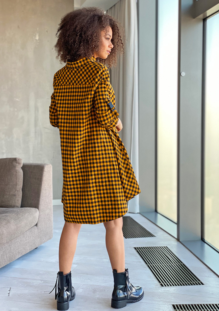 Sukienka o koszulowym kroju z klamrami Musztardowa