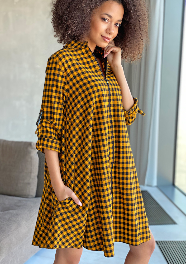 Sukienka o koszulowym kroju z klamrami Musztardowa