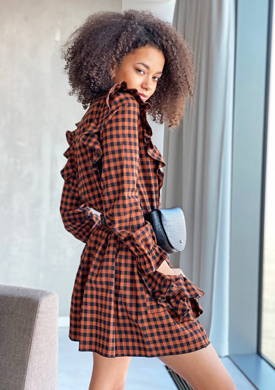 Sukienka z falbanami w kratkę Brązowa