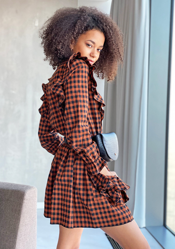 Sukienka z falbanami w kratkę Brązowa