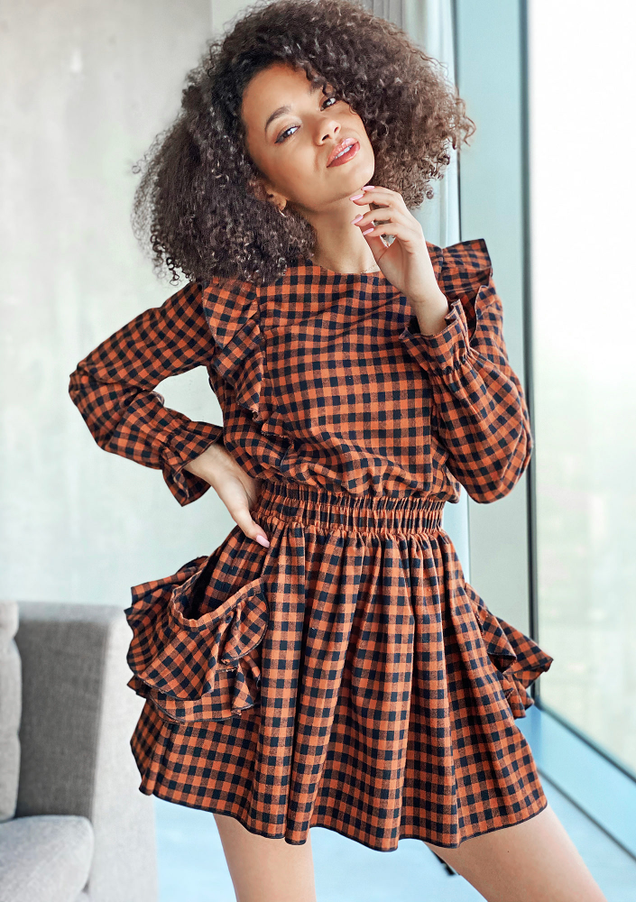 Sukienka z falbanami w kratkę Brązowa