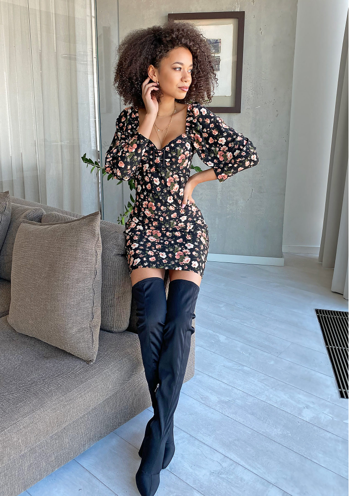 Sukienka z dekoltem karo w kwiatki