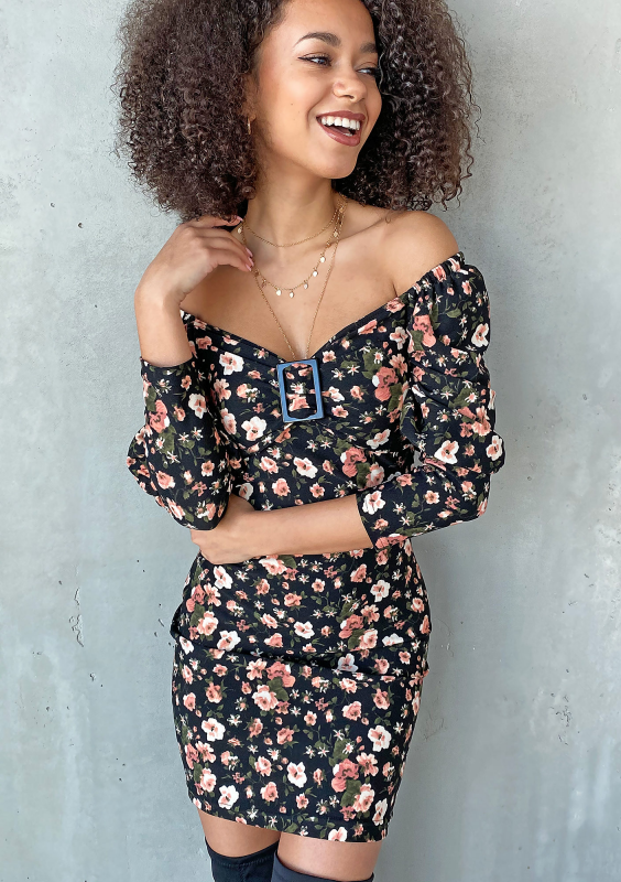 Sukienka z dekoltem karo w kwiatki