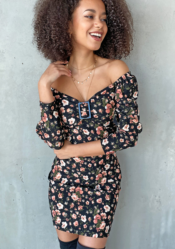 Sukienka z dekoltem karo w kwiatki