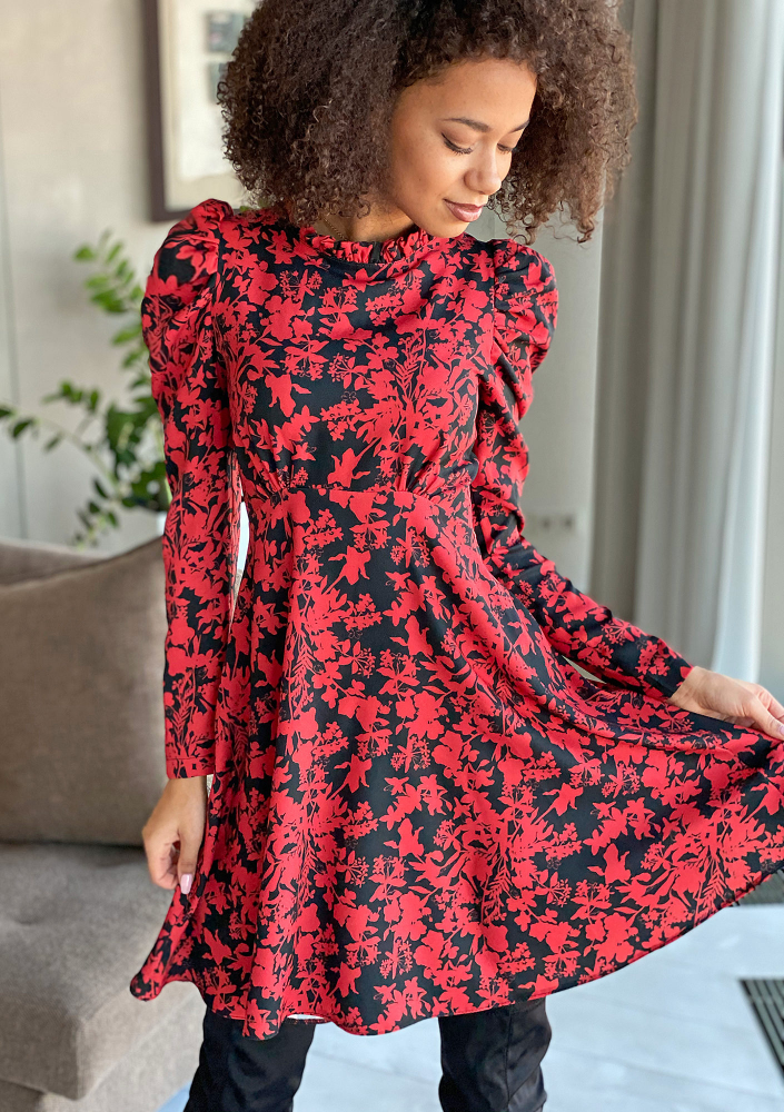 Sukienka o trapezowym kroju z bufką w Czerwony print