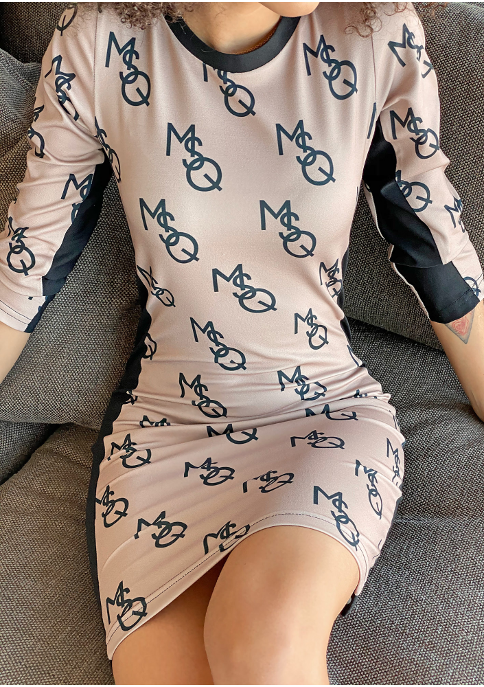 Dopasowana sukienka MSQ print z lampasem