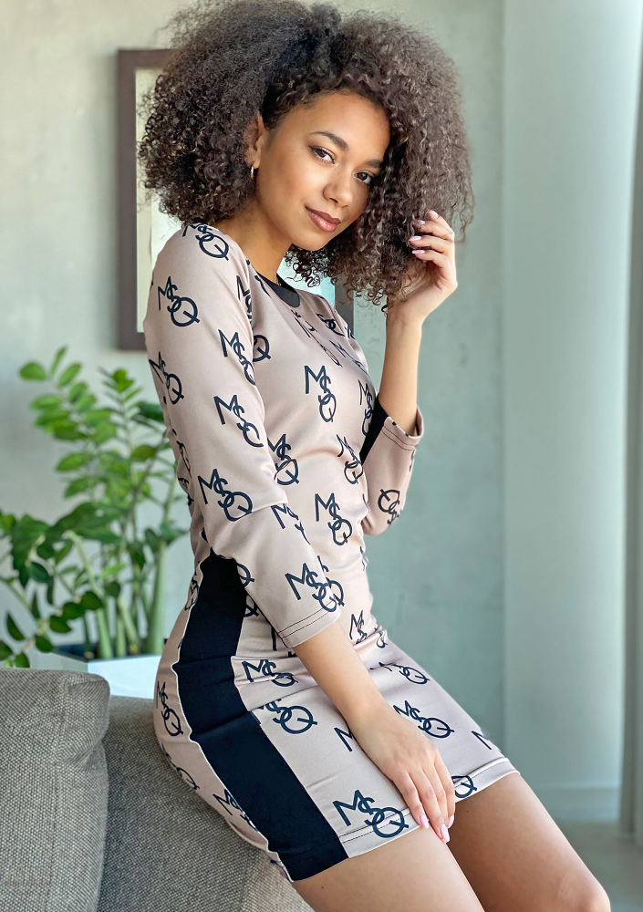 Dopasowana sukienka MSQ print z lampasem