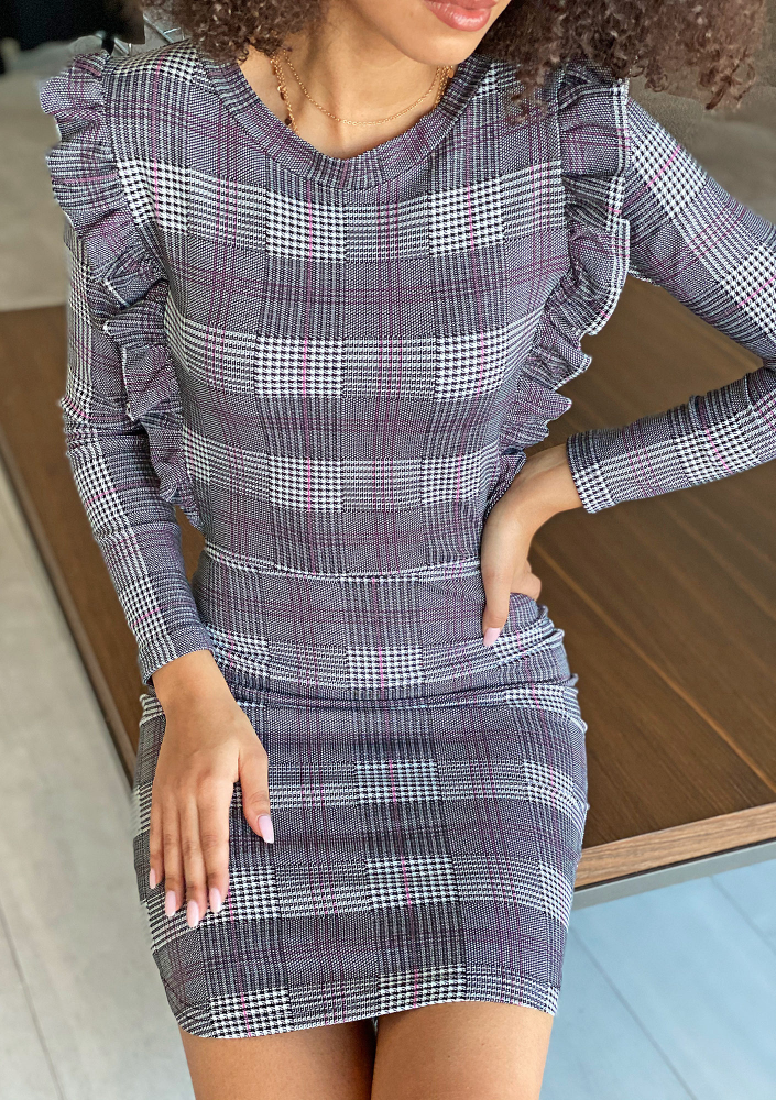 Dopasowana sukienka w kratę Różowa