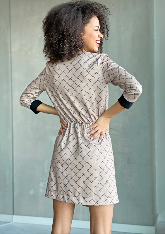 Kopertowa sukienka z asymetrią Logo print Beżowa