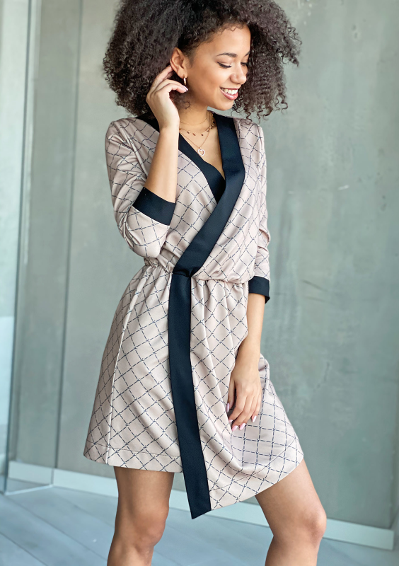 Kopertowa sukienka z asymetrią Logo print Beżowa